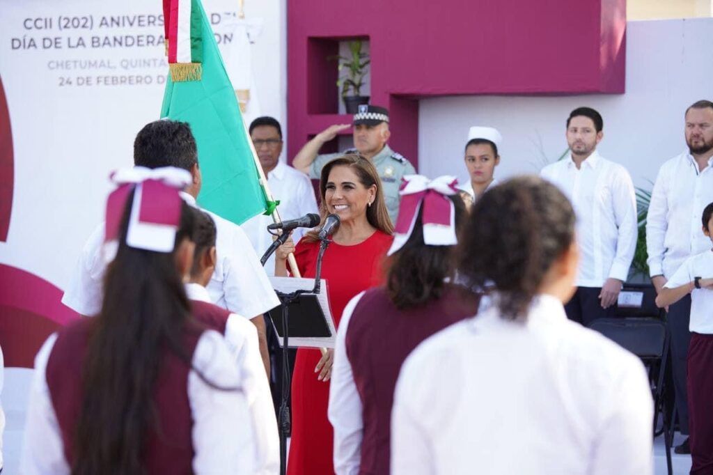 Abandera Mara Lezama a escuelas de nueva creación, en Chetumal