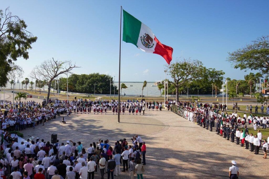 Abandera Mara Lezama a escuelas de nueva creación, en Chetumal