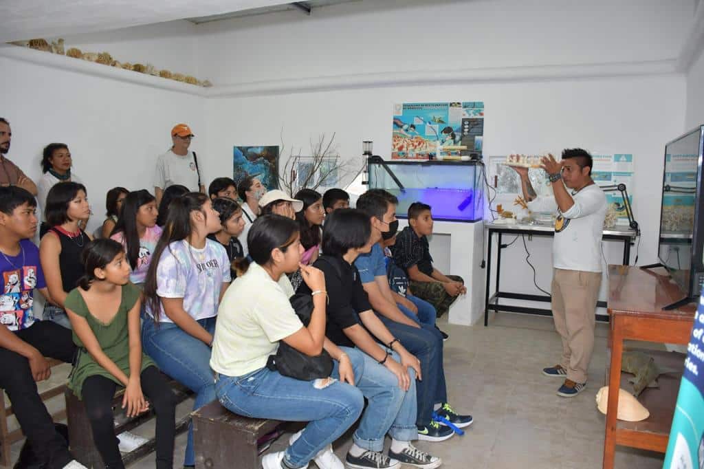 Reciben a los “Guardianes del Mar de Cozumel” en el laboratorio de corales