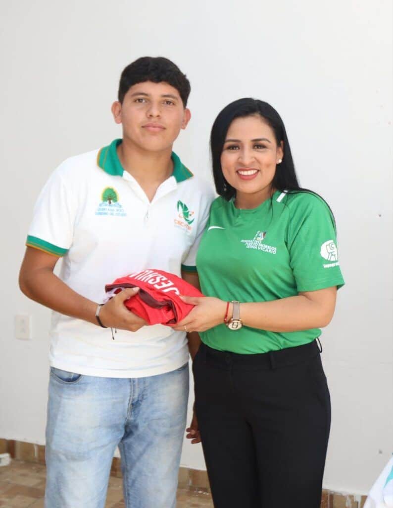 Seleccionados de baloncesto de Puerto Morelos reciben uniformes