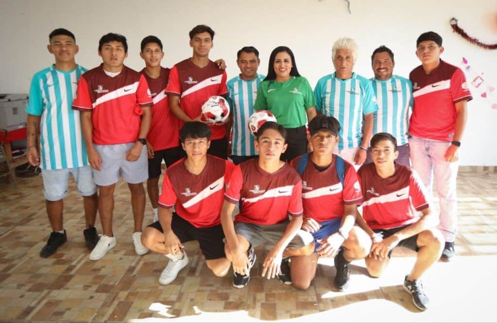 Seleccionados de baloncesto de Puerto Morelos reciben uniformes