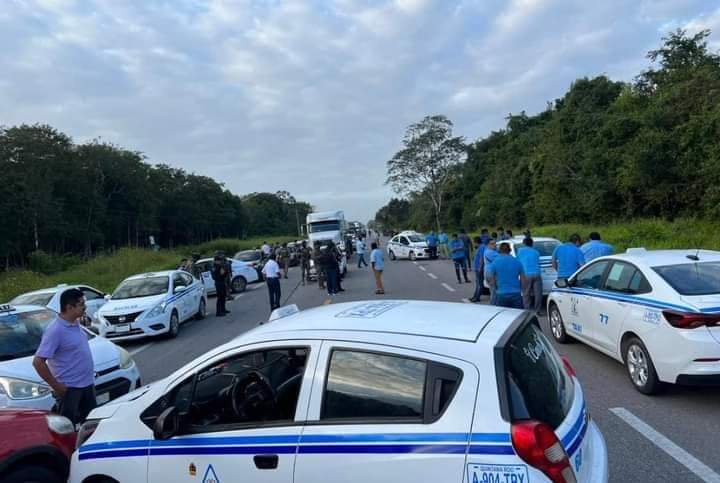 Taxistas de Bacalar bloquean carretera federal 307, por entrada de Uber y regulación de mototaxistas