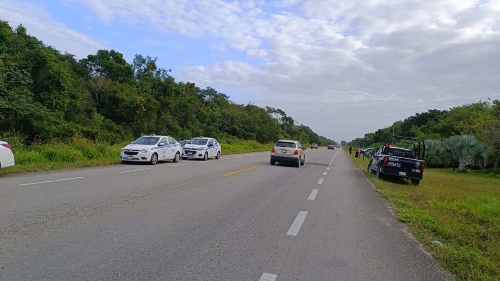 Taxistas de Bacalar bloquean carretera federal 307, por entrada de Uber y regulación de mototaxistas