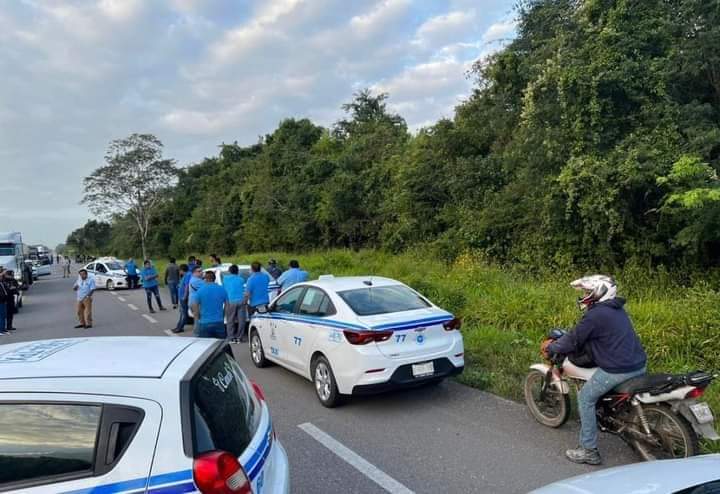 Taxistas de Bacalar bloquean carretera federal 307, por entrada de Uber y regulación de mototaxistas