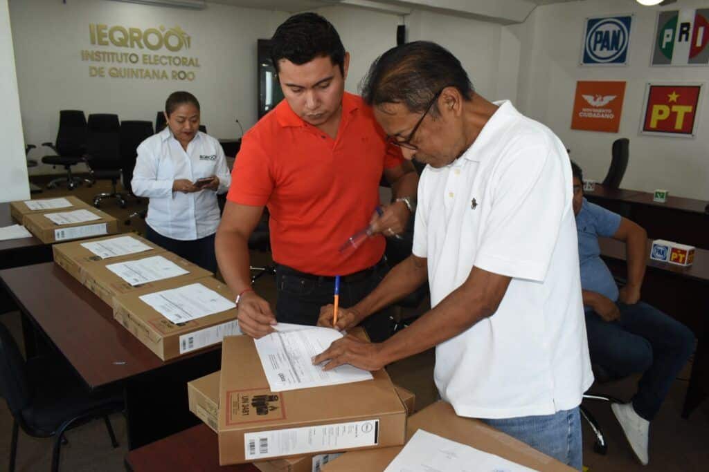 Entrega presidenta del IEQROO uniformes y computadoras a personal del Instituto