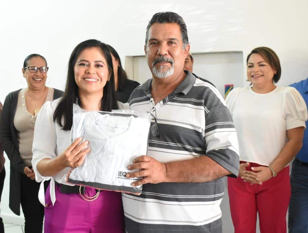 Entrega presidenta del IEQROO uniformes y computadoras a personal del Instituto