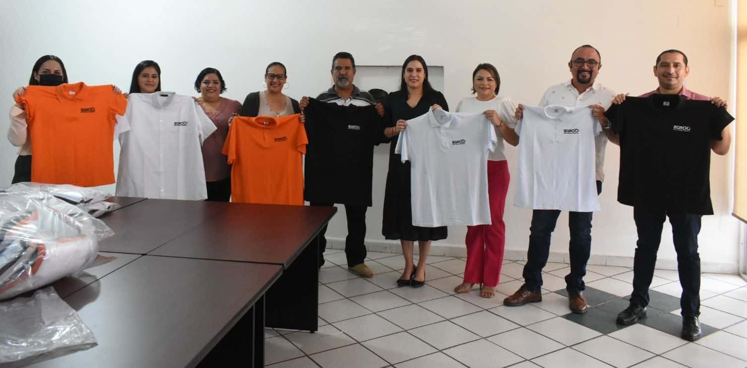 Entrega presidenta del IEQROO uniformes y computadoras a personal del Instituto
