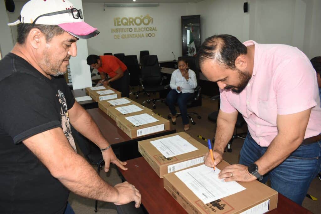 Entrega presidenta del IEQROO uniformes y computadoras a personal del Instituto