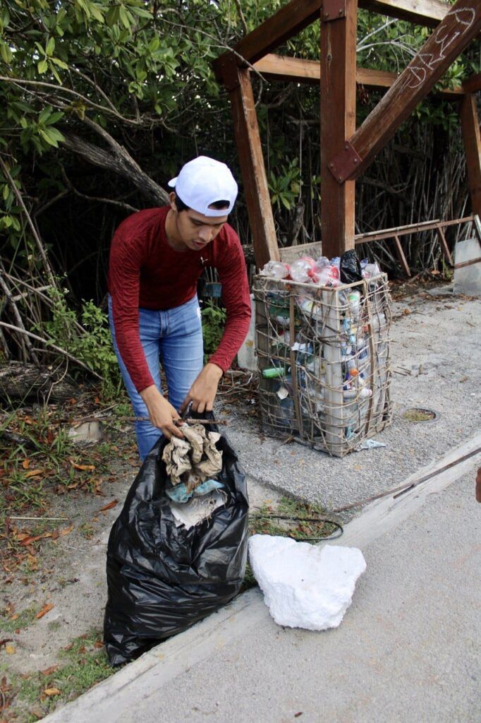 Limpian jóvenes el manglar para revitalizarlo en el acceso a Puerto Morelos