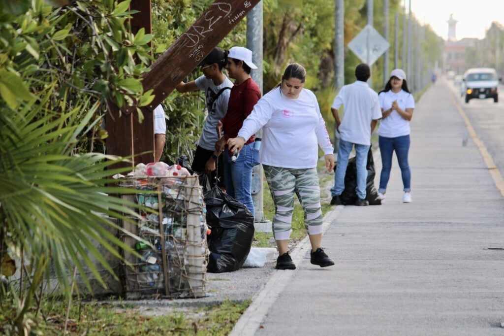 Limpian jóvenes el manglar para revitalizarlo en el acceso a Puerto Morelos