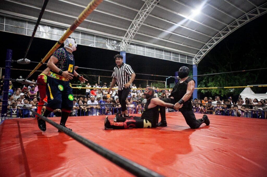 Gran éxito la función de lucha libre en Misión de las Flores