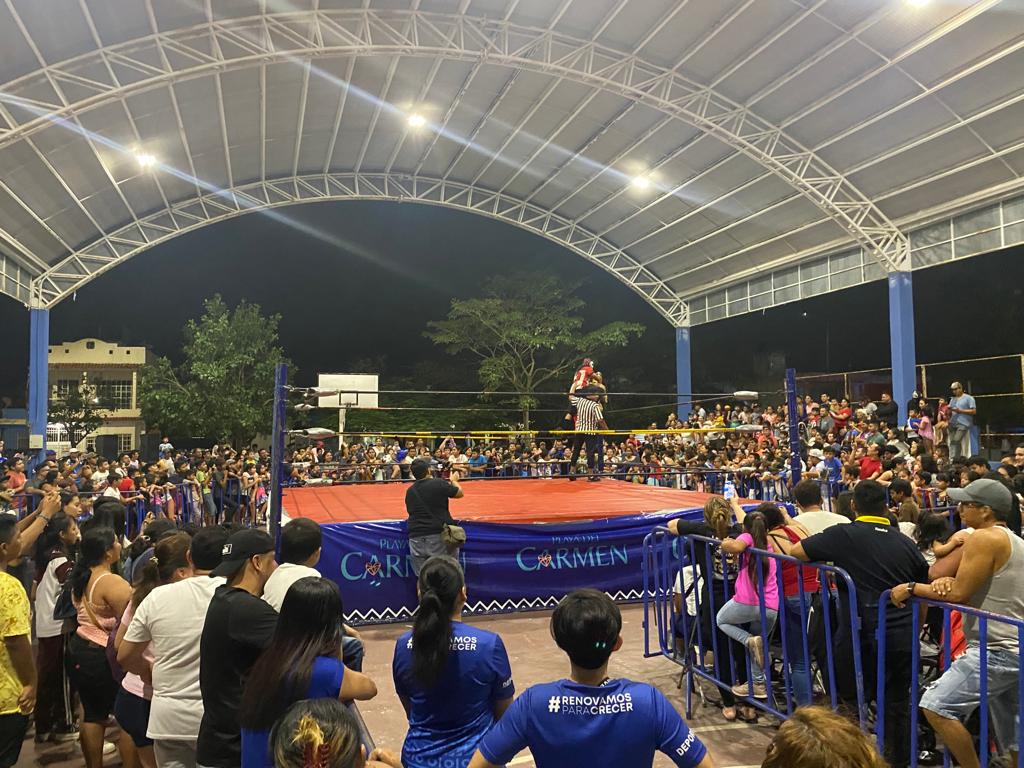 Gran éxito la función de lucha libre en Misión de las Flores