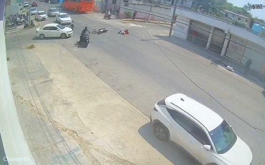 Policía atropella a hombre de la tercera edad, durante persecución en Cancún