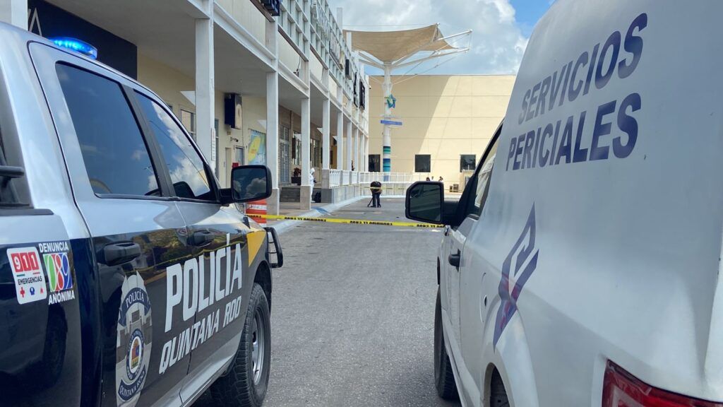 Asaltantes golpean a cuentahabiente y disparan afuera de la Plaza Outlet en Cancún