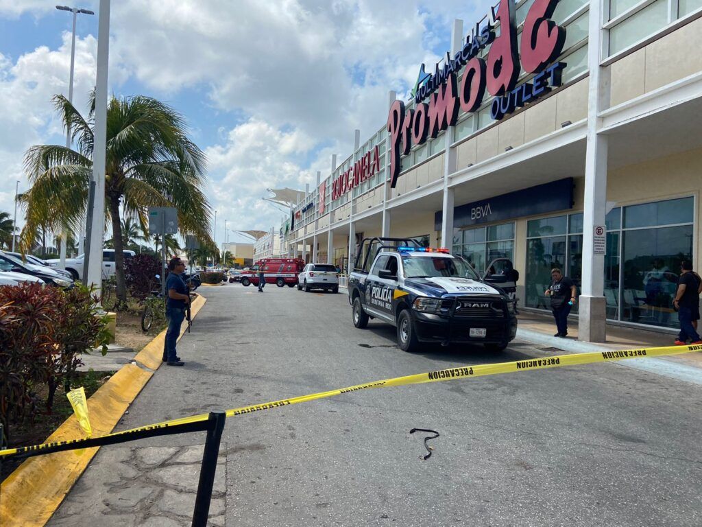 Asaltantes golpean a cuentahabiente y disparan afuera de la Plaza Outlet en Cancún