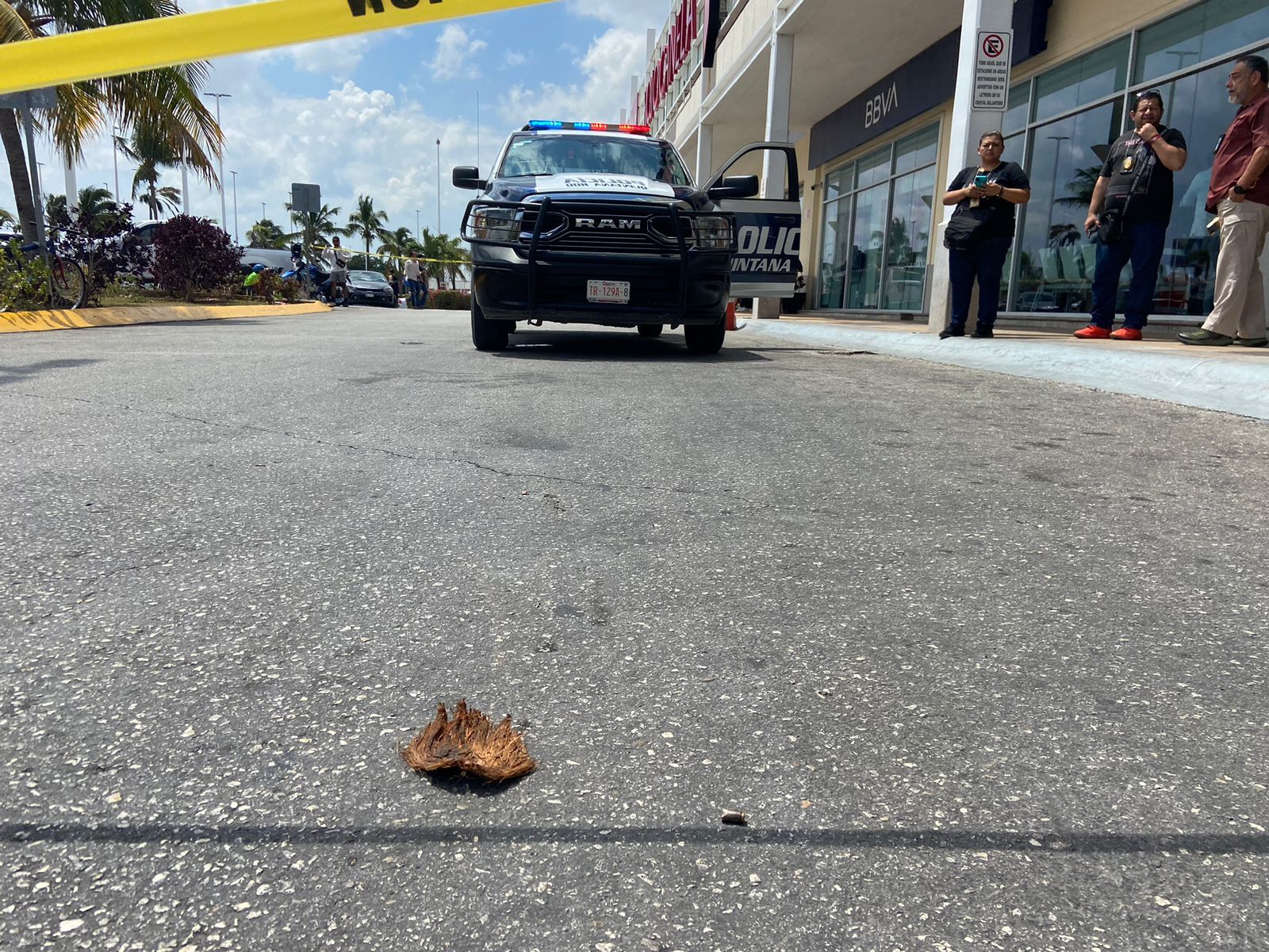 Asaltantes golpean a cuentahabiente y disparan afuera de la Plaza Outlet en Cancún