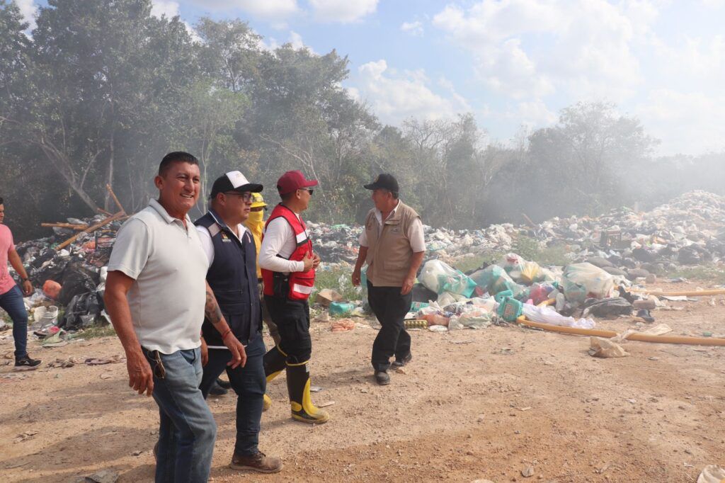 Bacalar ayuda en combate de incendio del basurero de Mahahual