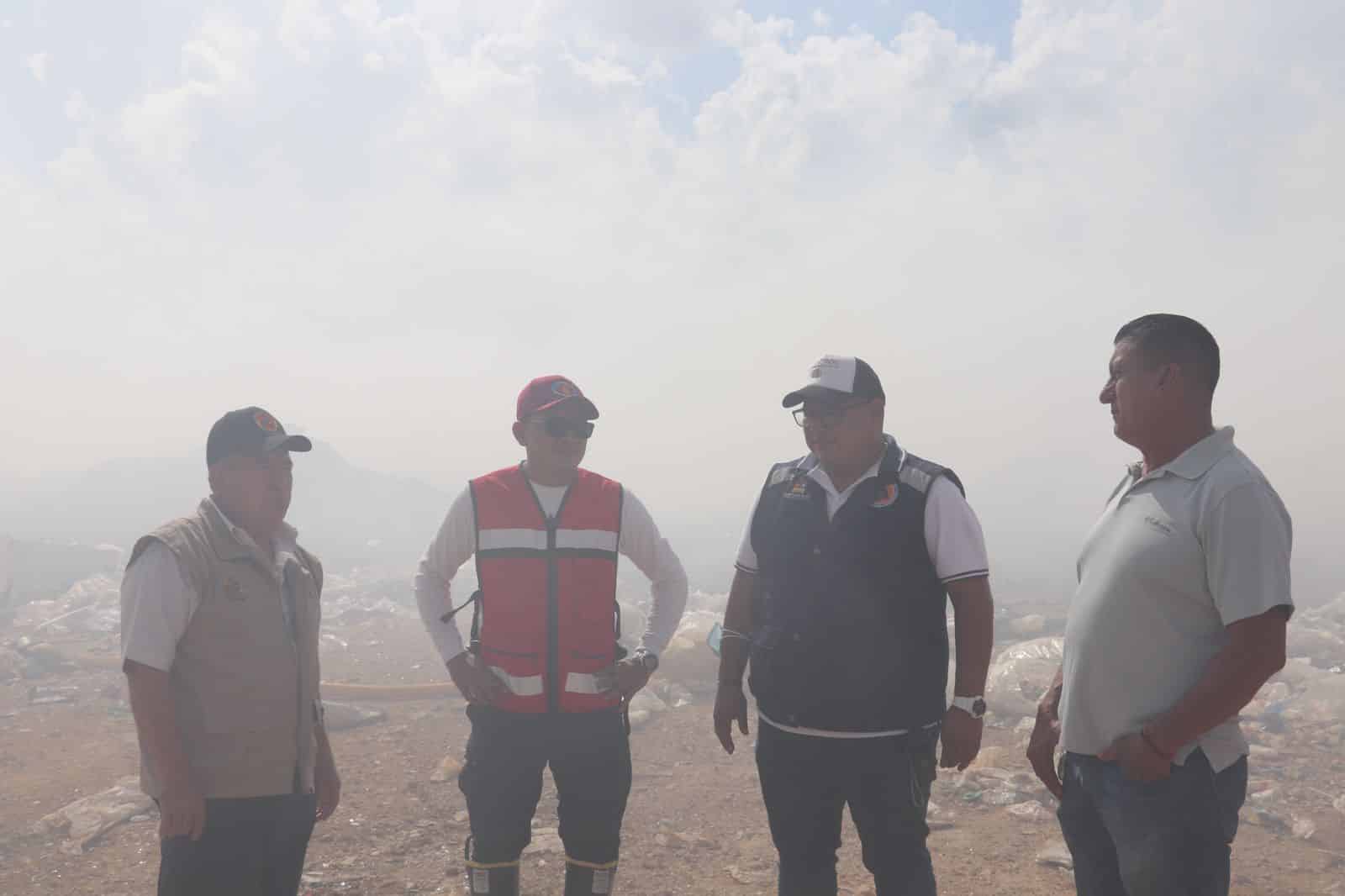 Bacalar ayuda en combate de incendio del basurero de Mahahual
