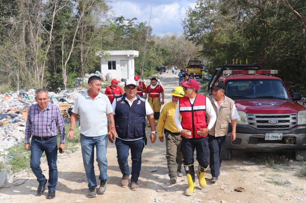 Bacalar ayuda en combate de incendio del basurero de Mahahual