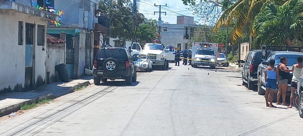 Balean a una pareja dentro de una grúa en Tulum