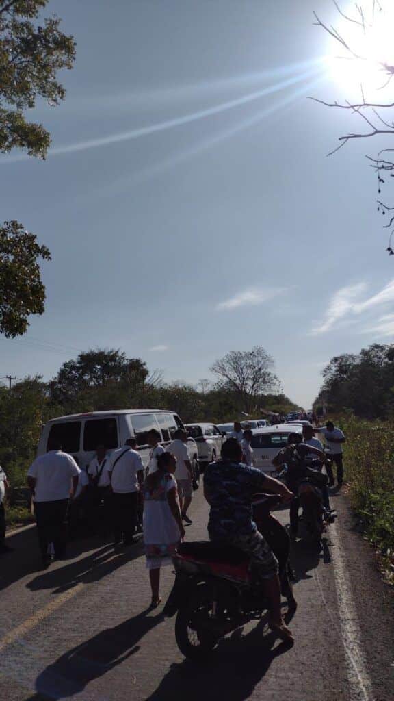 Bloquean taxistas tramo carretero en Tihosuco; exigen fin a 'cuota' de ejidatarios en protesta