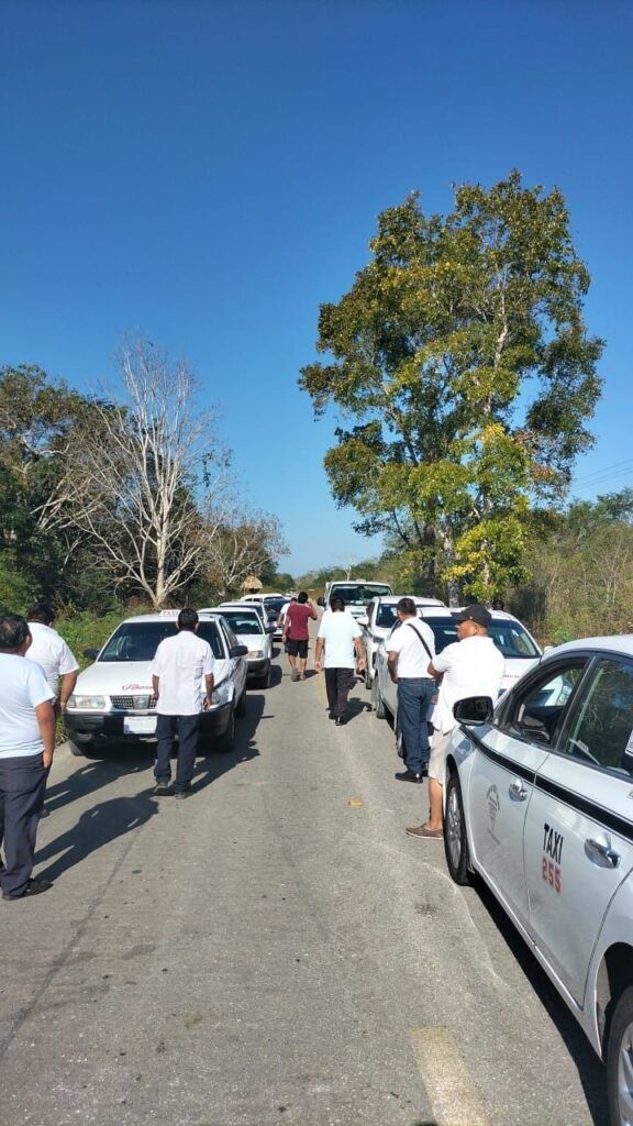 Bloquean taxistas tramo carretero en Tihosuco; exigen fin a 'cuota' de ejidatarios en protesta 
