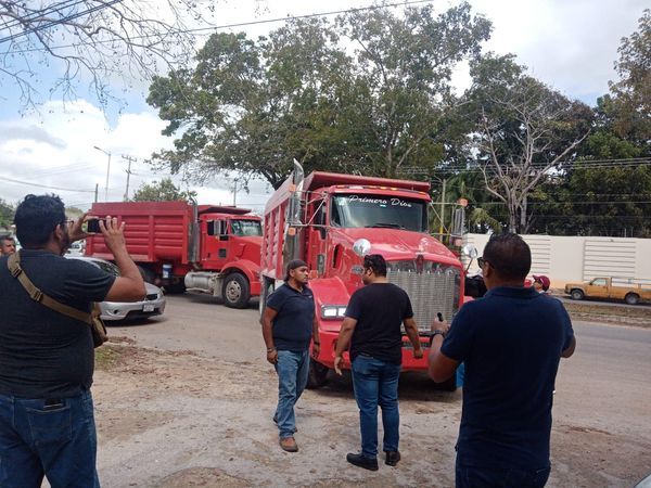 Bloquean volqueteros acceso a trabajos del Tren Maya en Chetumal