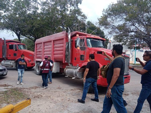 Bloquean volqueteros acceso a trabajos del Tren Maya en Chetumal