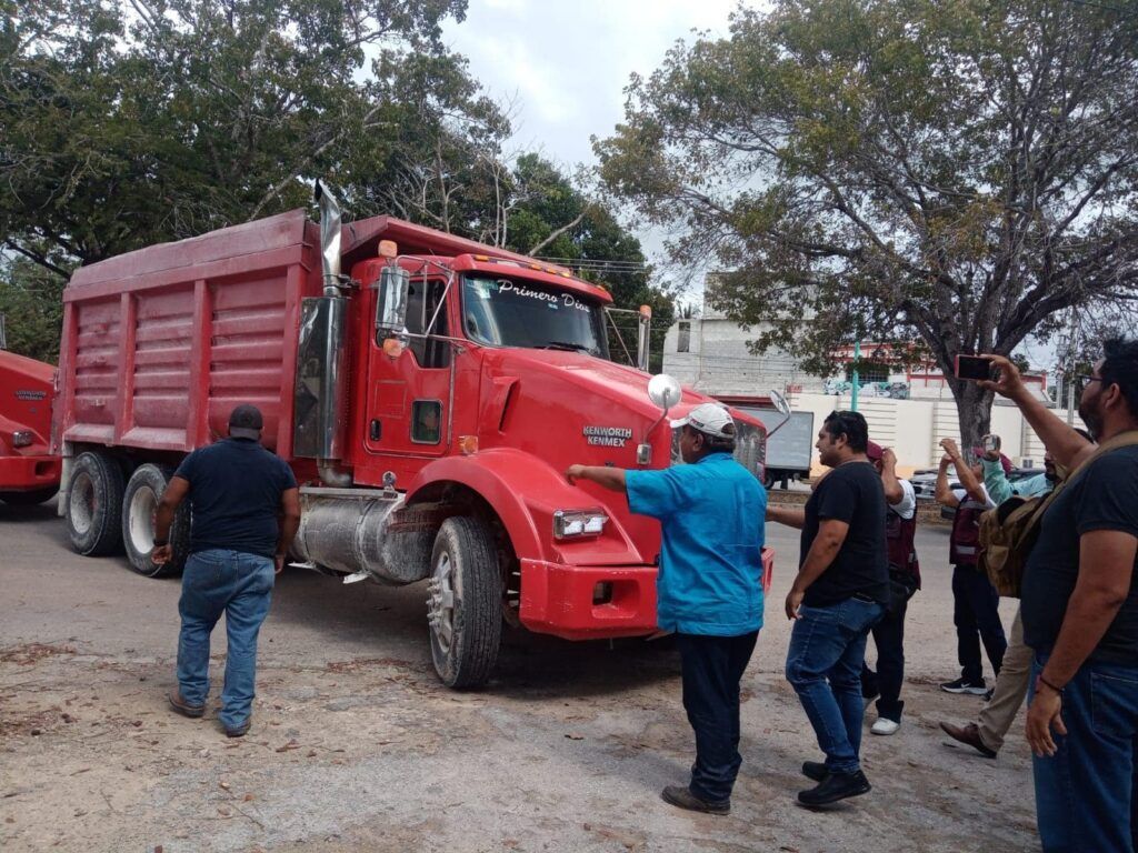 Bloquean volqueteros acceso a trabajos del Tren Maya en Chetumal