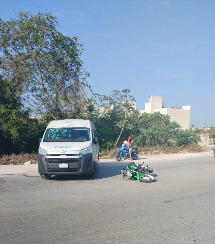 Combista ocasiona accidente en el fraccionamiento villas del sol; ante la tardanza de tránsito quería darse a la fuga