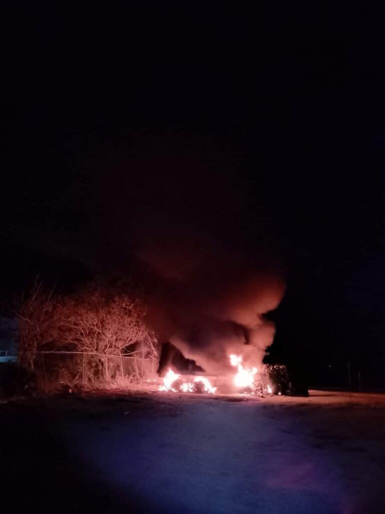 Consumen llamas tres volquetes destinados para el Tren Maya en Chetumal