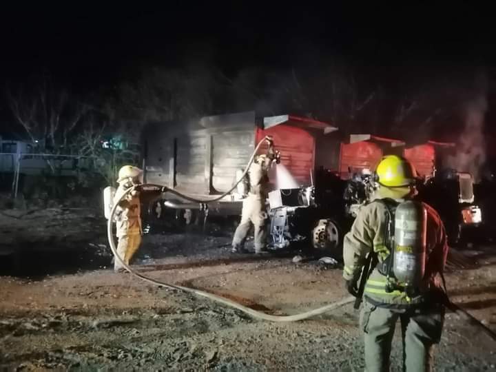 Consumen llamas tres volquetes destinados para el Tren Maya en Chetumal