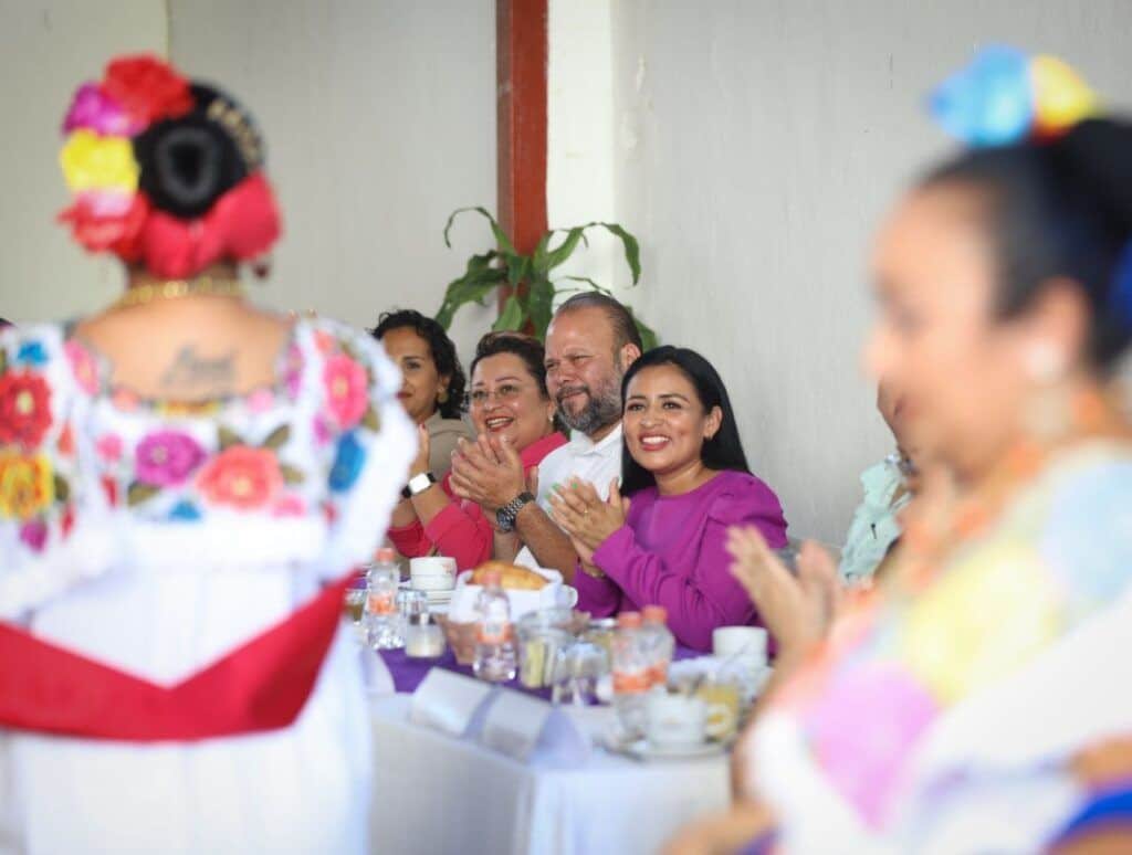 Convive Blanca Merari con mujeres croquistas de Puerto Morelos