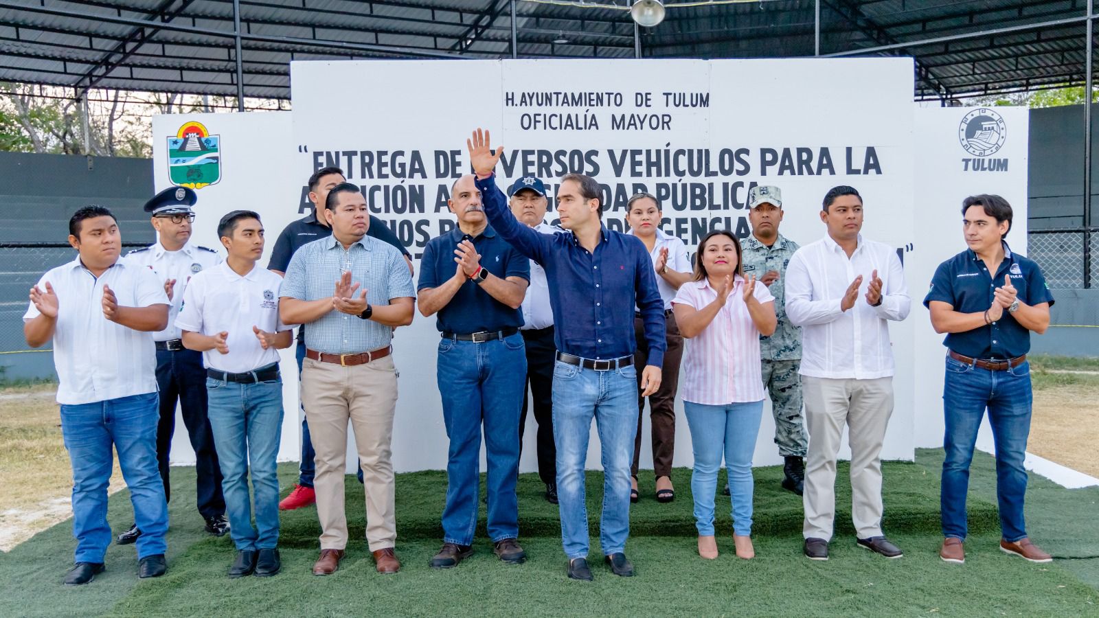 Diego Castañón entrega nuevos vehículos para brindar servicios de calidad