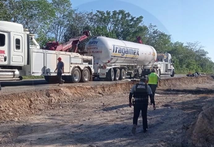 Duró tres días rescate de una pipa de gas LP que chocó en la carretera Cancún-Mérida