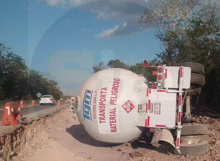 Duró tres días rescate de una pipa de gas LP que chocó en la carretera Cancún-Mérida