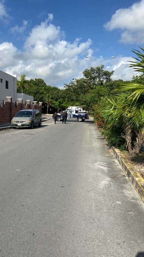 Ejecutan a una mujer a bordo de su vehículo en el fraccionamiento Santa Fe de Cancún
