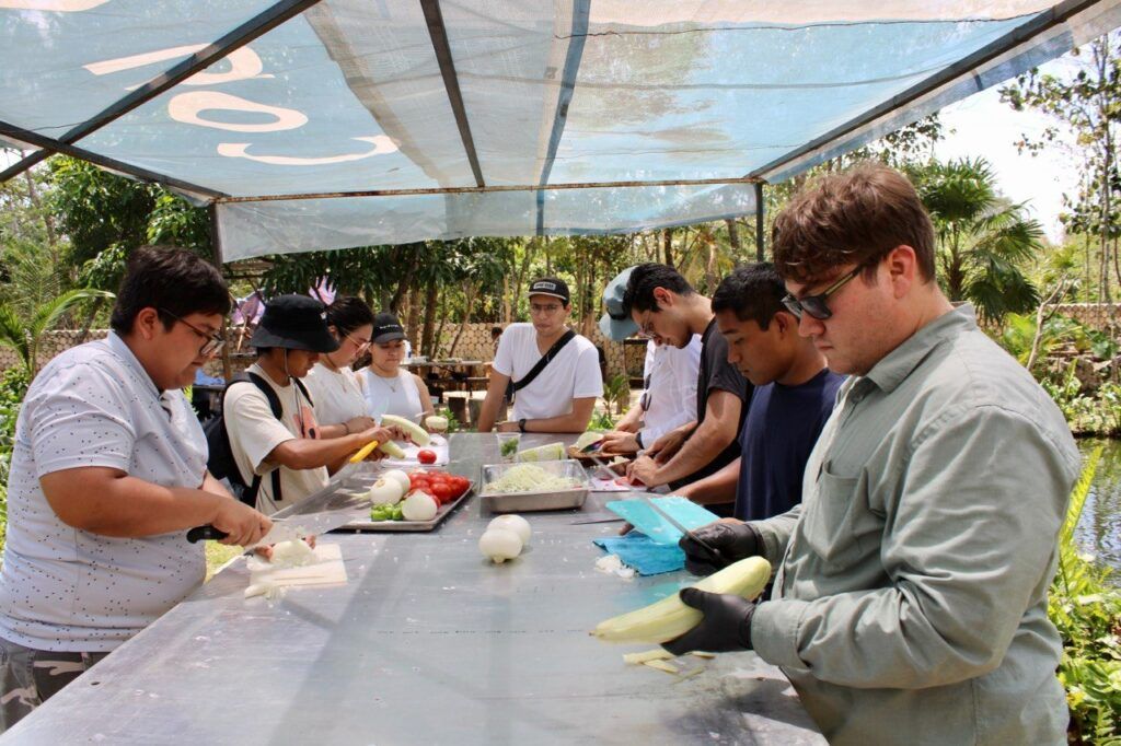 Estudiantes de la Unicaribe conocen en Leona Vicario procesos de producción de la miel y Tilapia