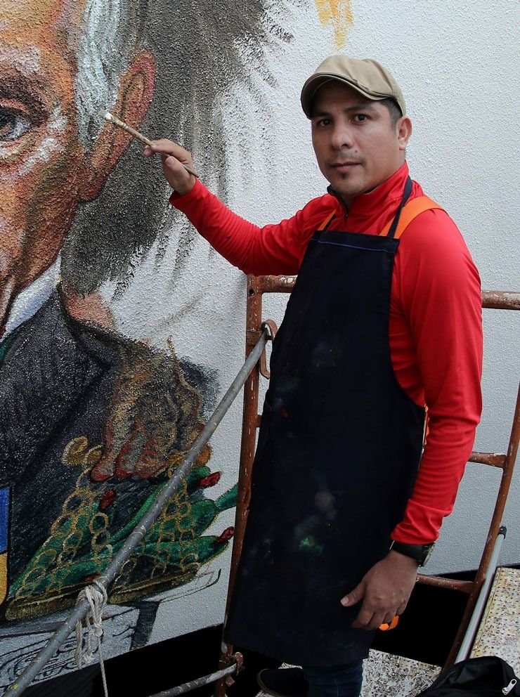 Explica muralista Guillermo Ochoa inclusión de la primera mujer gobernadora en su mural