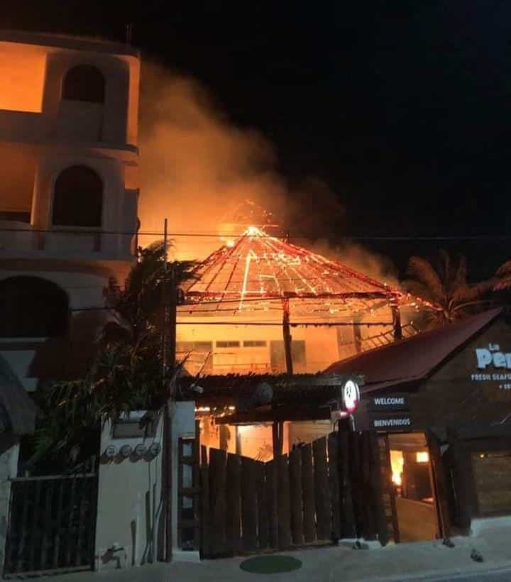 Afecta incendio once departamentos y un restaurante en Puerto Morelos 