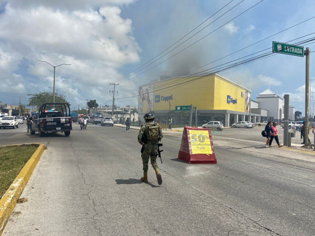 Incendio consume sucursal de Coppel de la Región 512 de Cancún