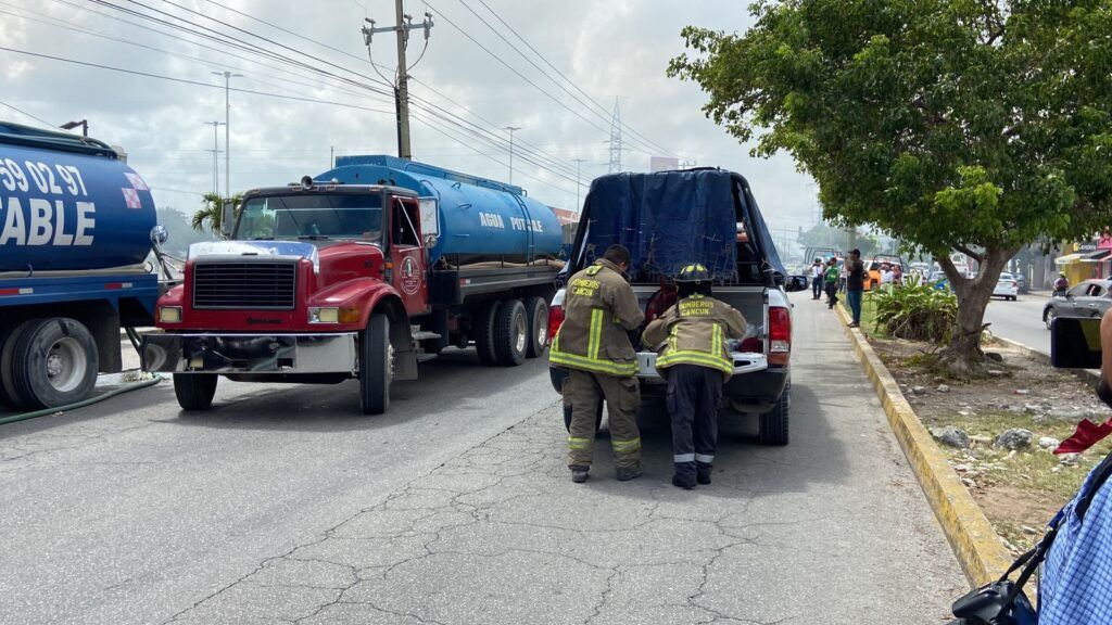 
Incendio consume sucursal de Coppel de la Región 512 de Cancún