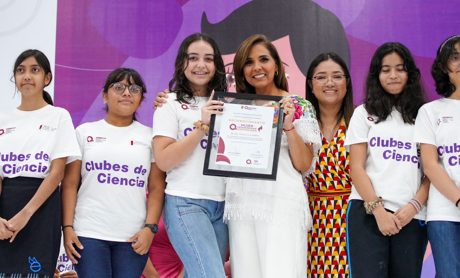 Mara Lezama entrega reconocimiento a mujeres destacadas