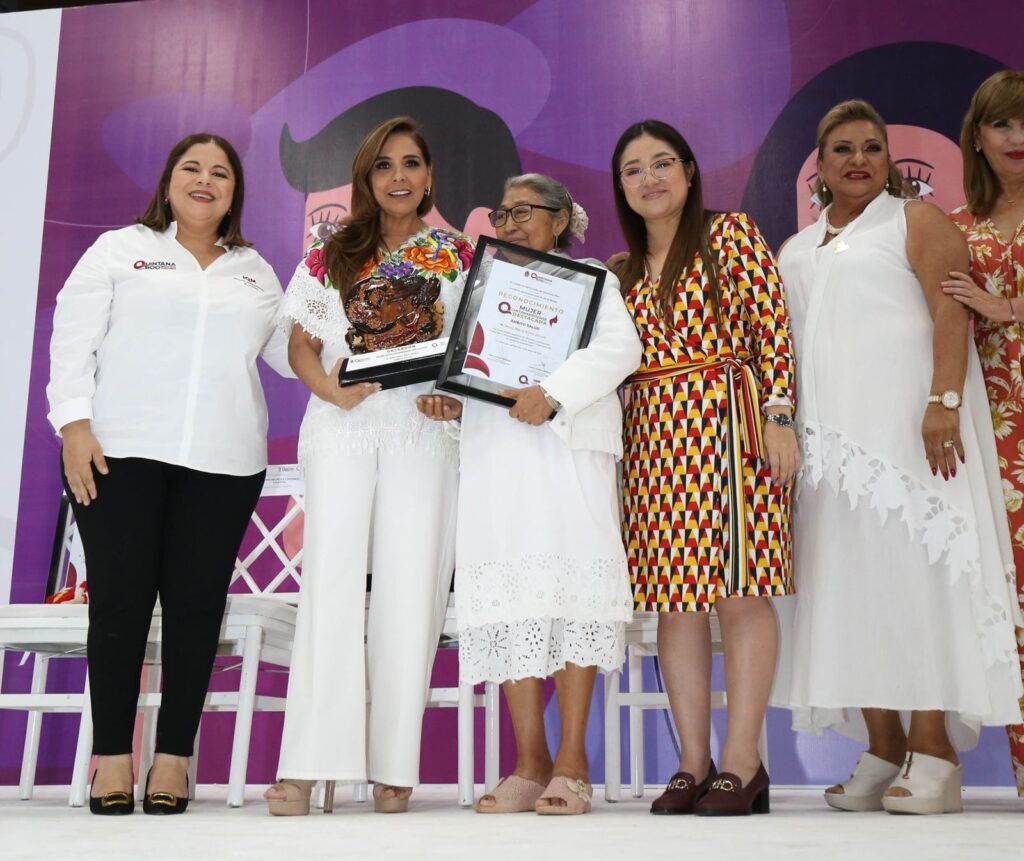 Mara Lezama entrega reconocimiento a mujeres destacadas