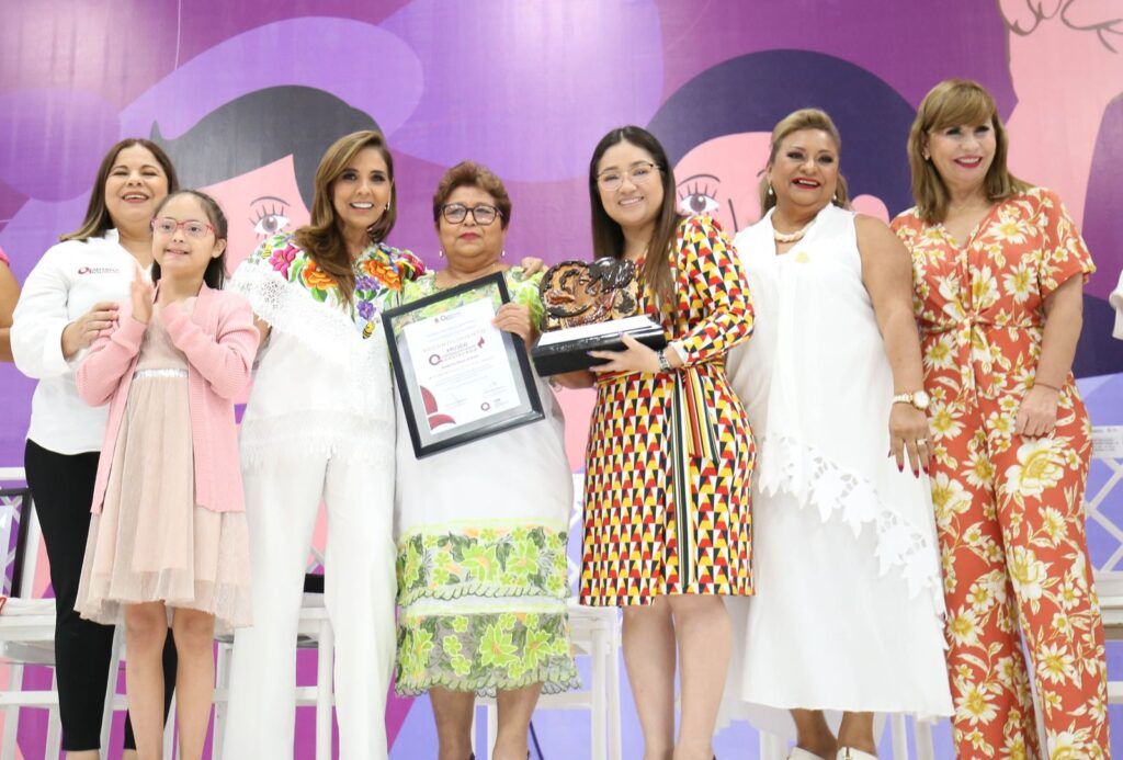 Mara Lezama entrega reconocimiento a mujeres destacadas