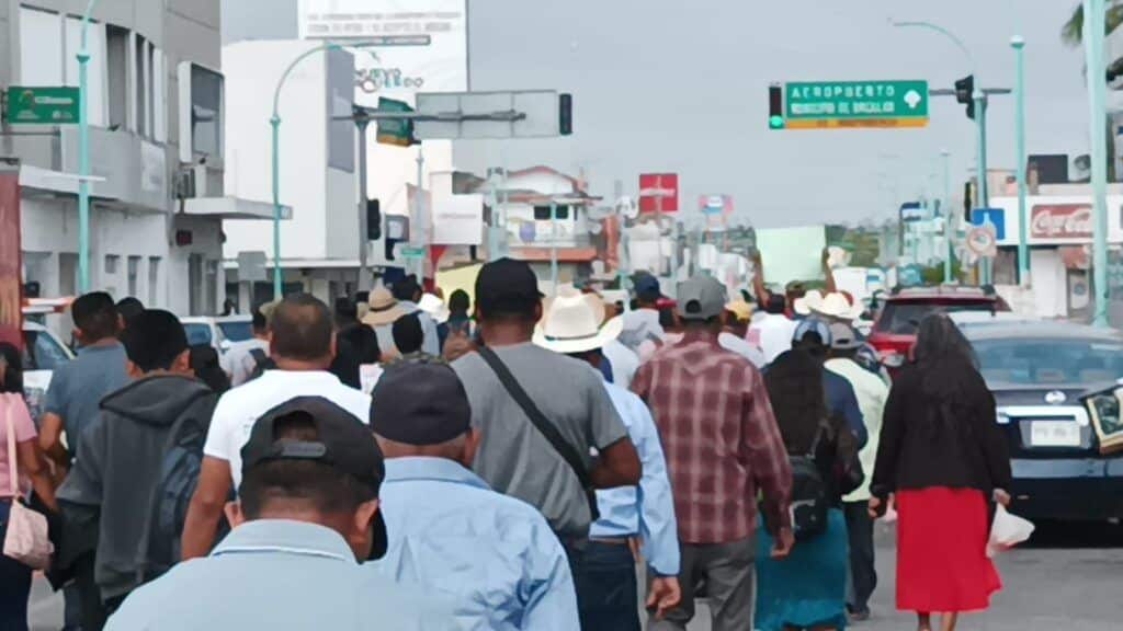 Marchan campesinos para exigir obra y servicios públicos en 35 comunidades