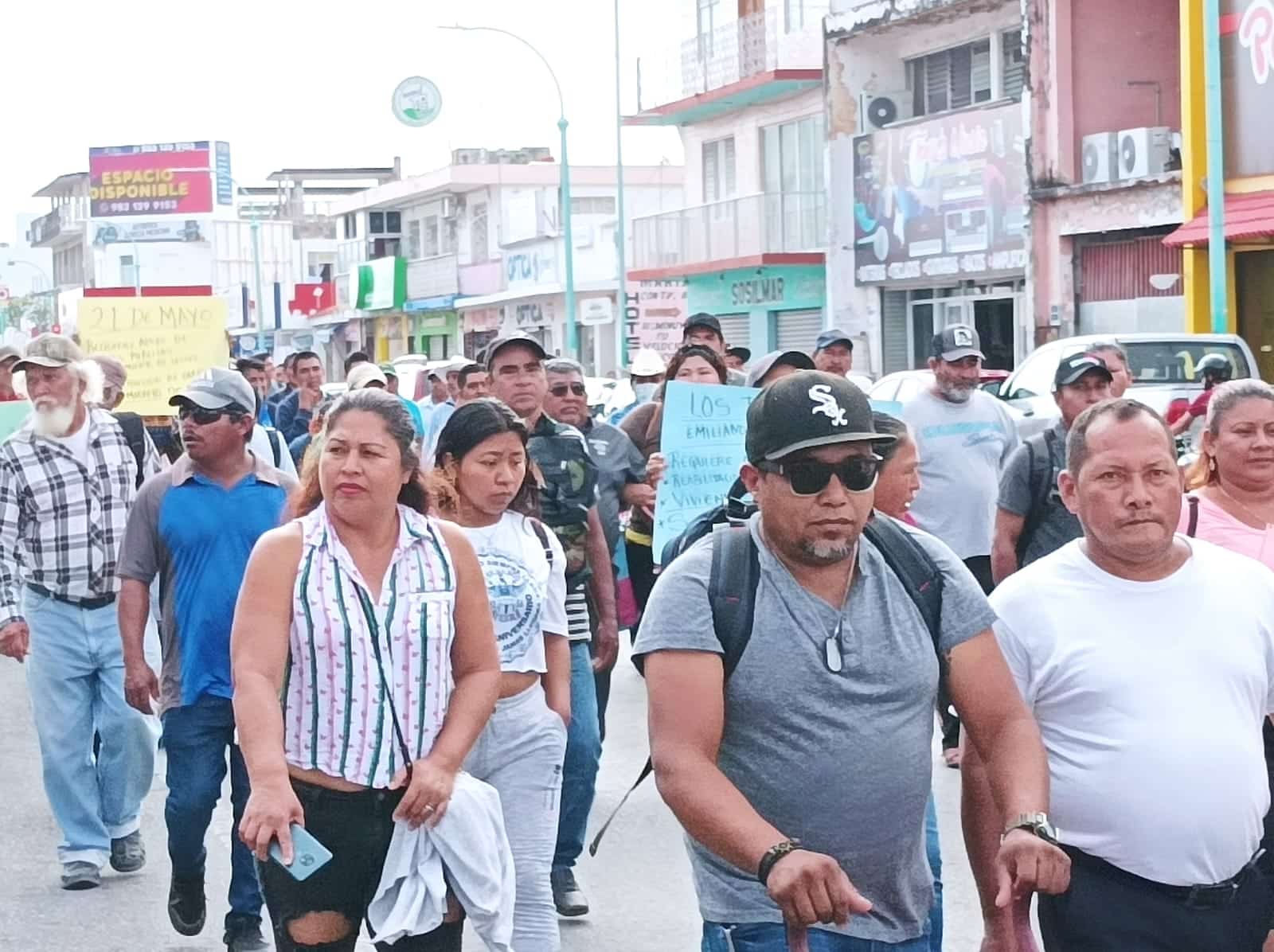 Marchan campesinos para exigir obra y servicios públicos en 35 comunidades