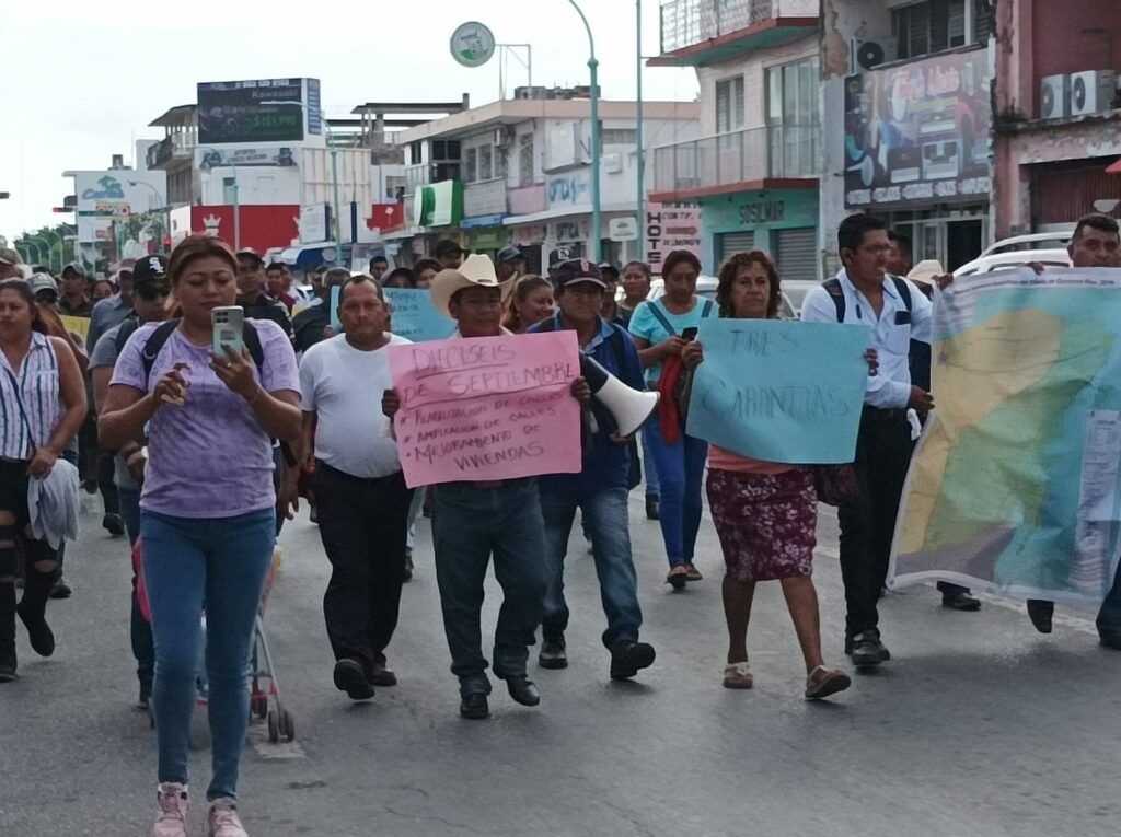 Marchan campesinos para exigir obra y servicios públicos en 35 comunidades