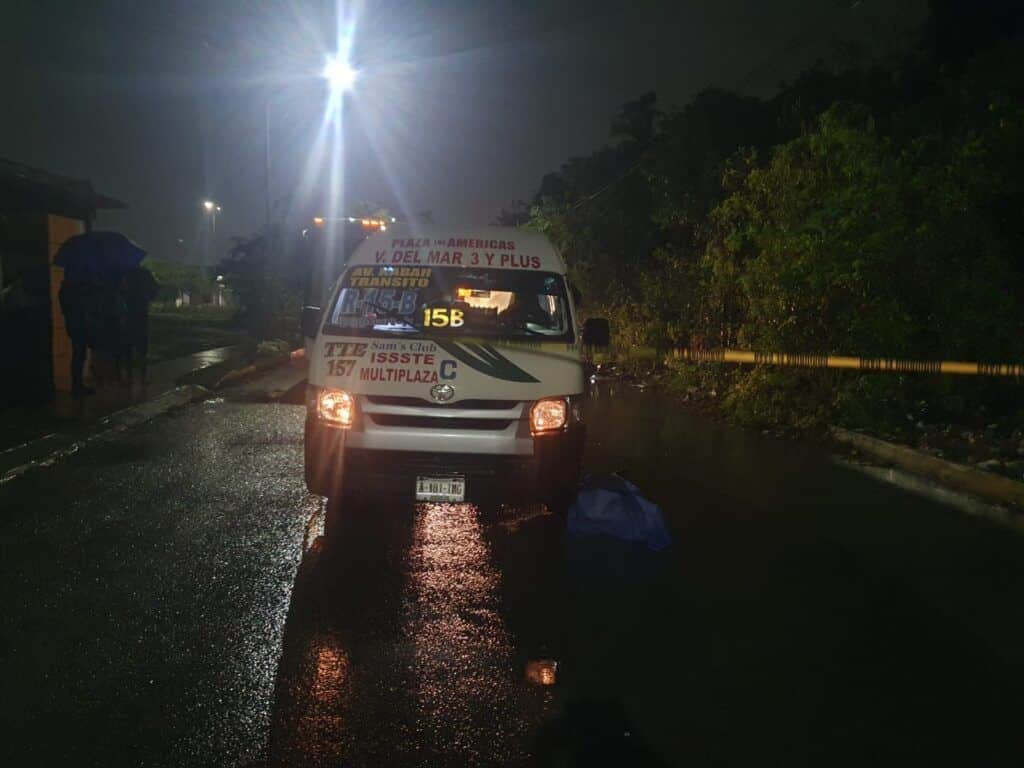 Muere motociclista tras ser arrollado por una combi de TTE en Cancún