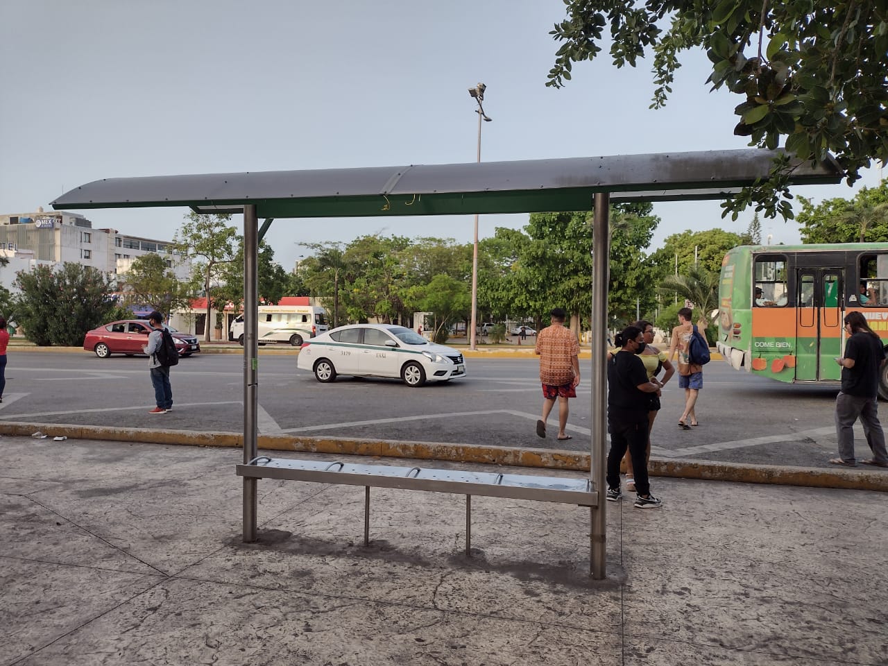 Multan a concesionaria de paraderos en Cancún por su mal estado